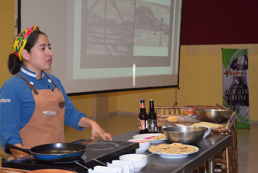 ESTUDIANTES DE UTVM PARTICIPAN EN EL FESTIVAL DE MEZCALES Y COCINA